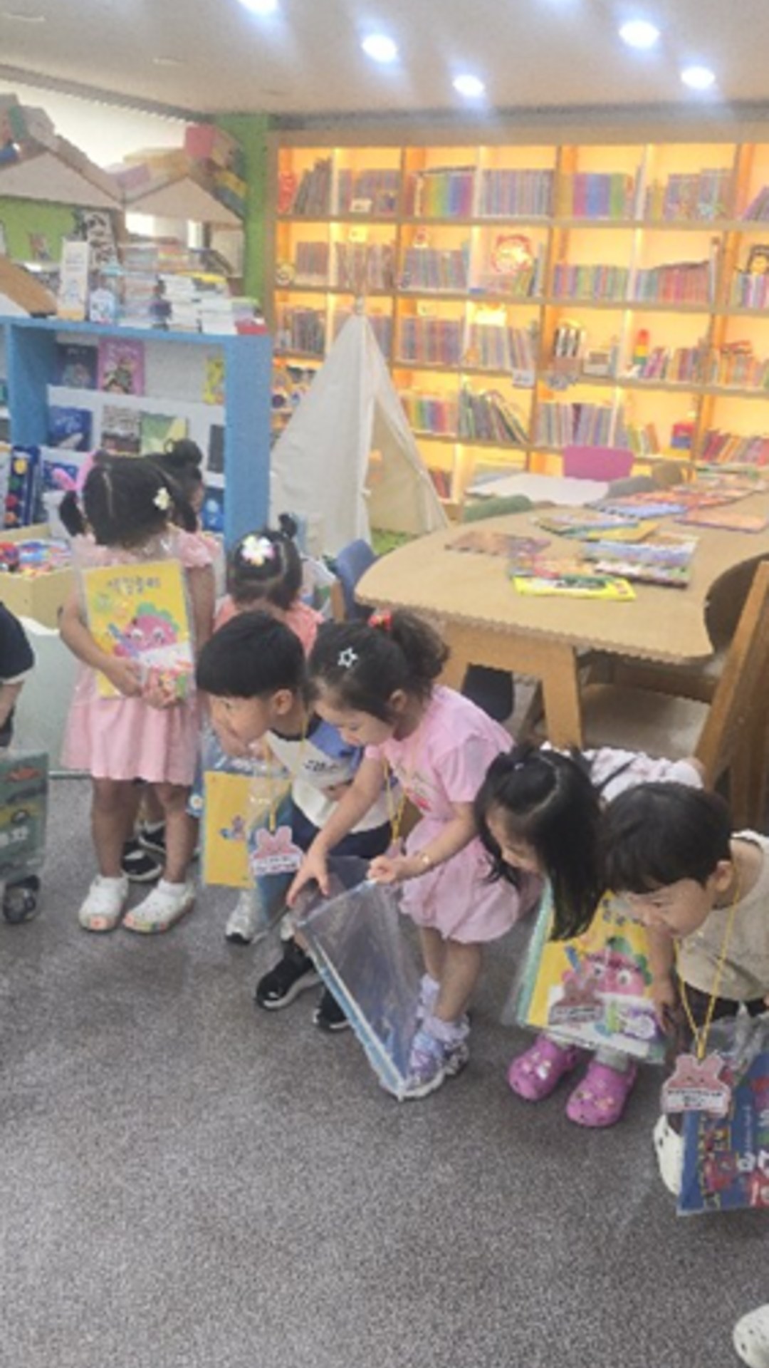 서점 입구